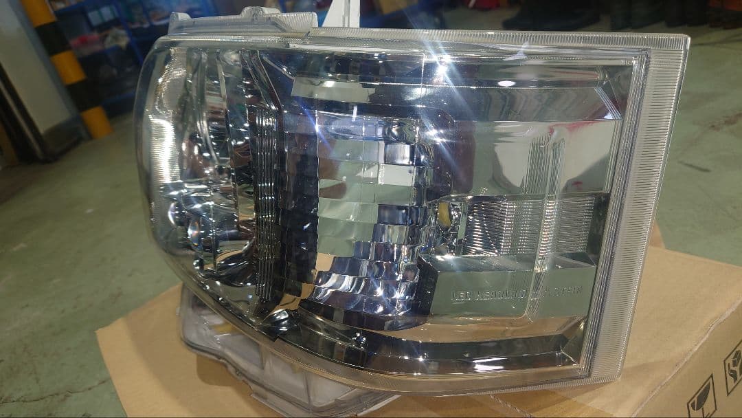 トヨタ ハイエース 200系純正 LED ヘッドライト 左側