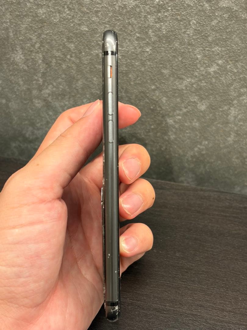 【使用可】iPhone8 64GB SIMフリー 画面割れ 73%