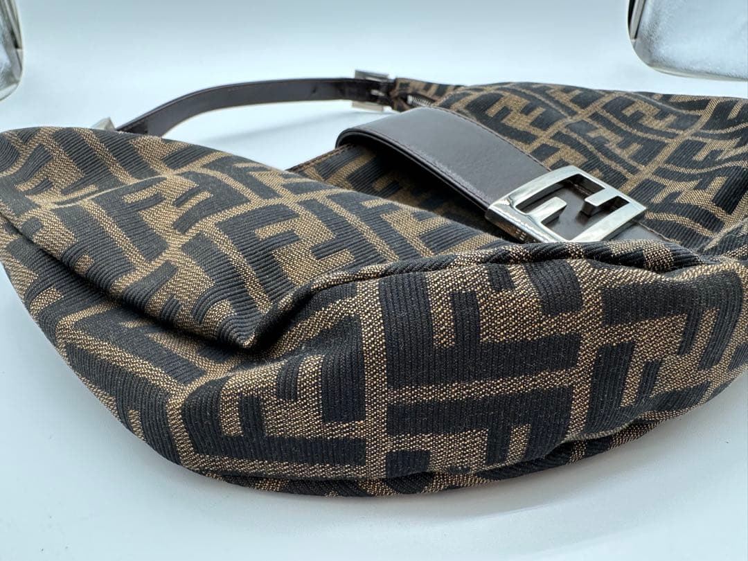 美品Fendi ロゴハンドバッグ