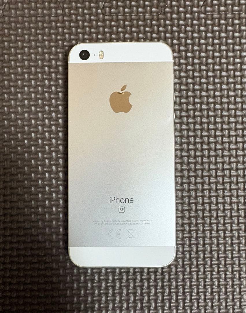 Apple iPhone SEシルバー 本体