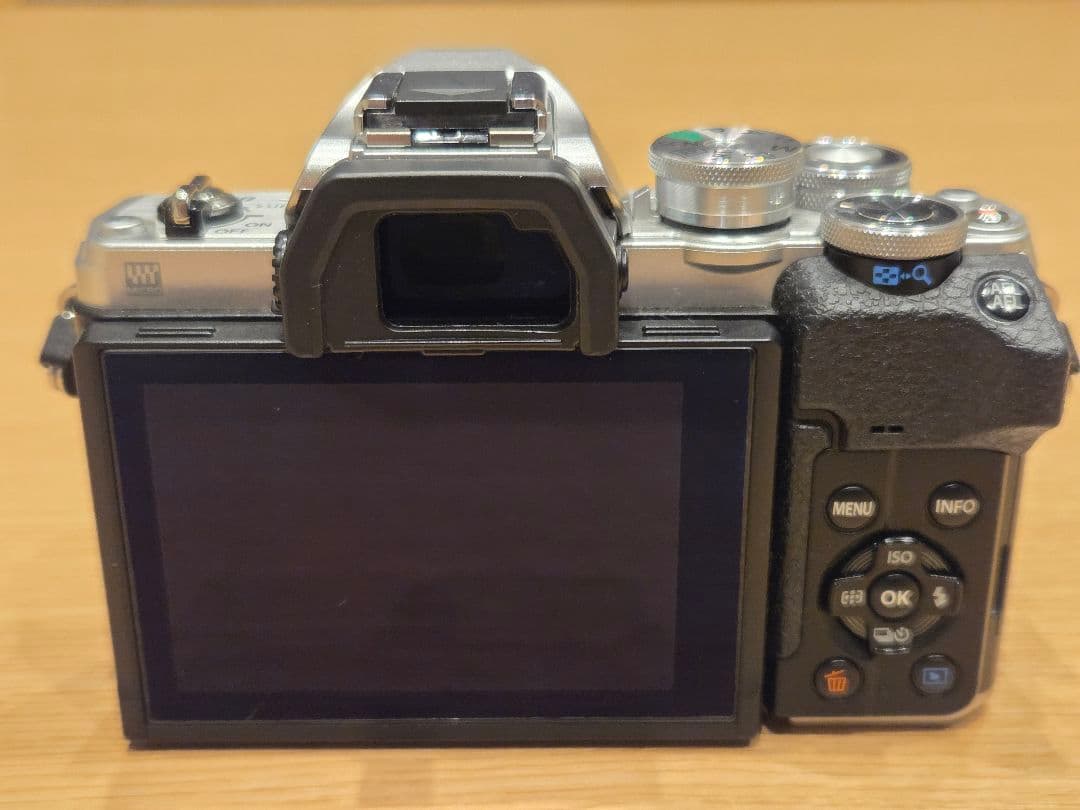 【超美品】オリンパスOM-D E-M10 Mark IV EZダブルズームキット