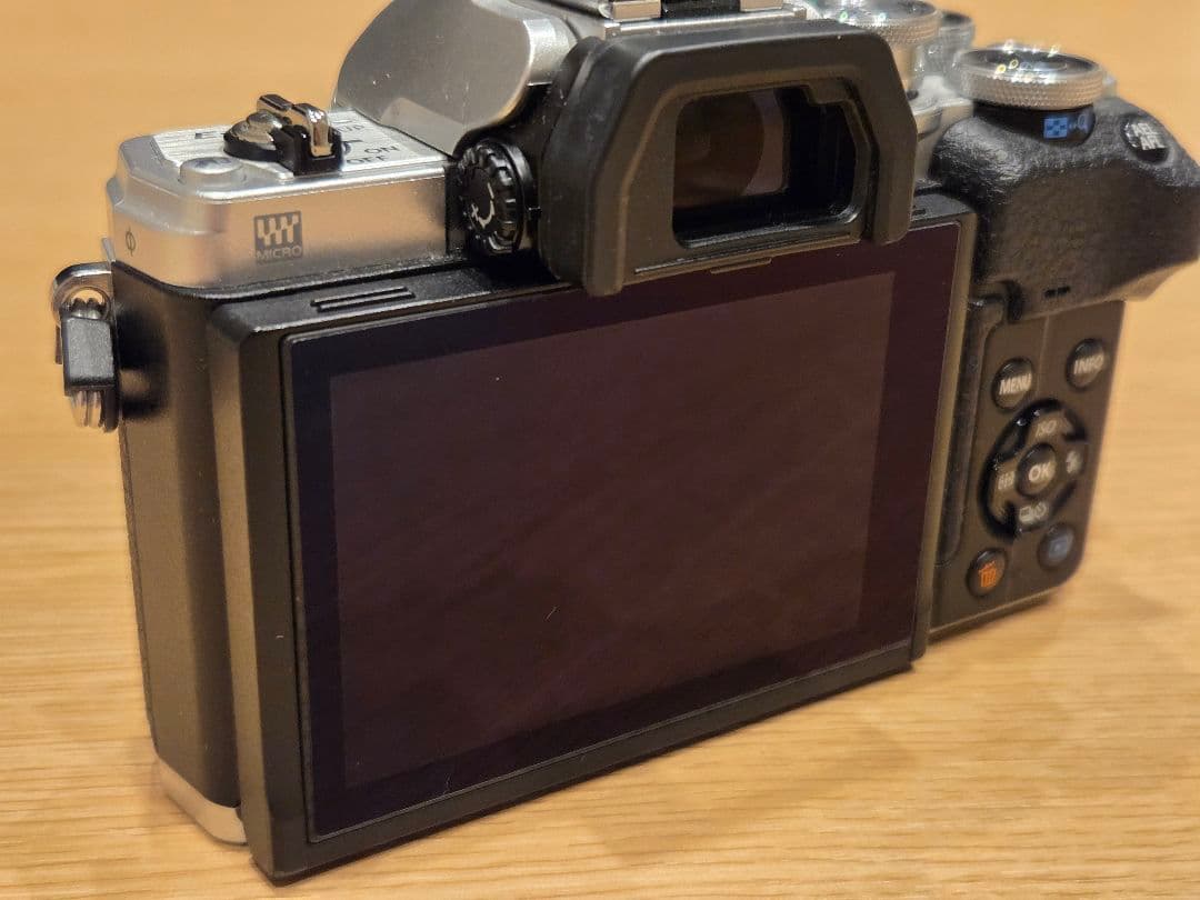 【超美品】オリンパスOM-D E-M10 Mark IV EZダブルズームキット