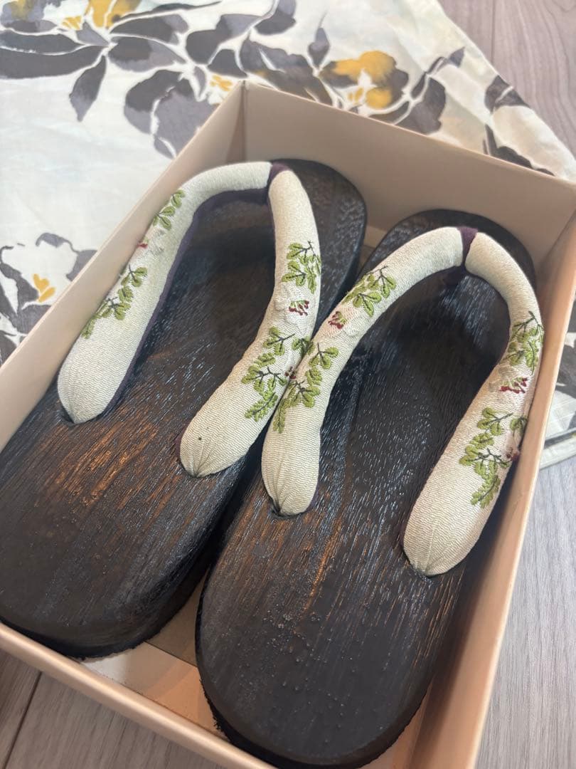 utatane 浴衣3点セット 浴衣、帯、下駄　黒墨とイエローのカトレア