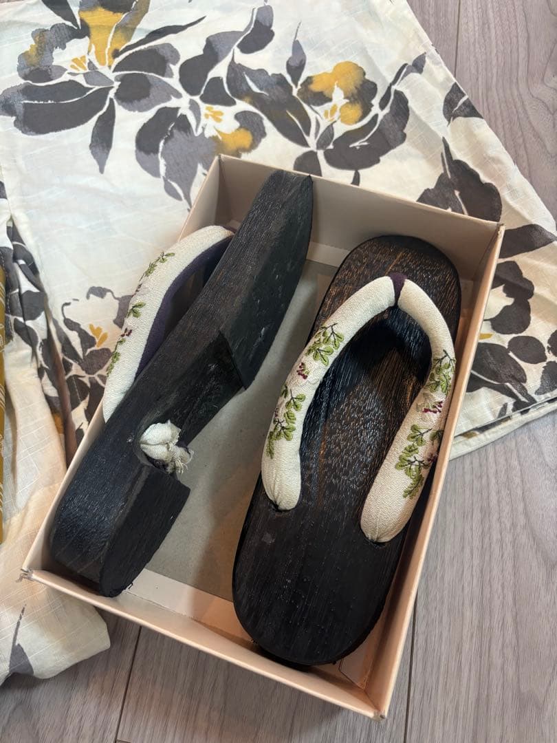 utatane 浴衣3点セット 浴衣、帯、下駄　黒墨とイエローのカトレア