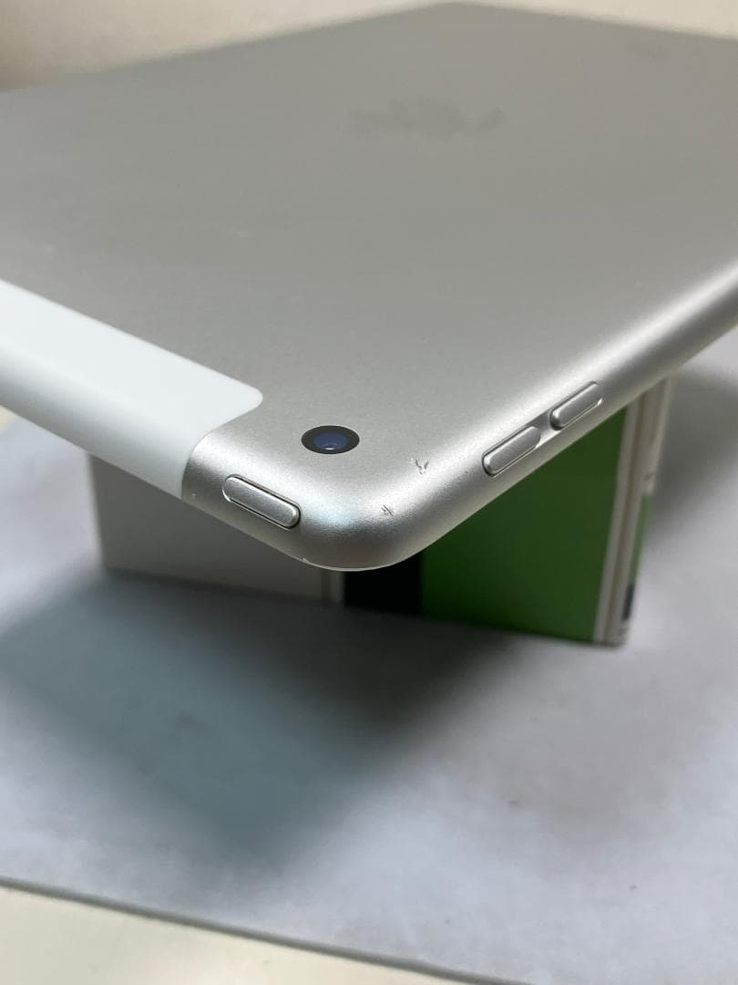 iPad 7世代　32GB シルバー　セルラー カバーガラス付