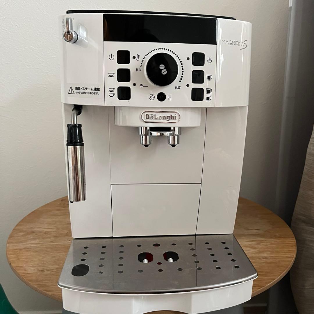 コーヒーメーカー・エスプレッソマシン De'Longhi Magnifica S ECAM22112W