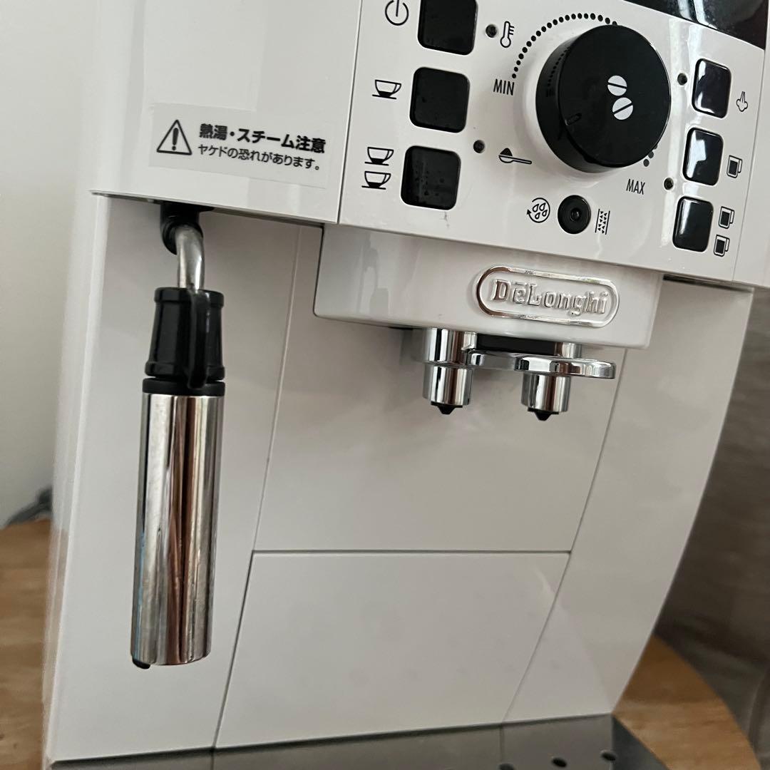コーヒーメーカー・エスプレッソマシン De'Longhi Magnifica S ECAM22112W
