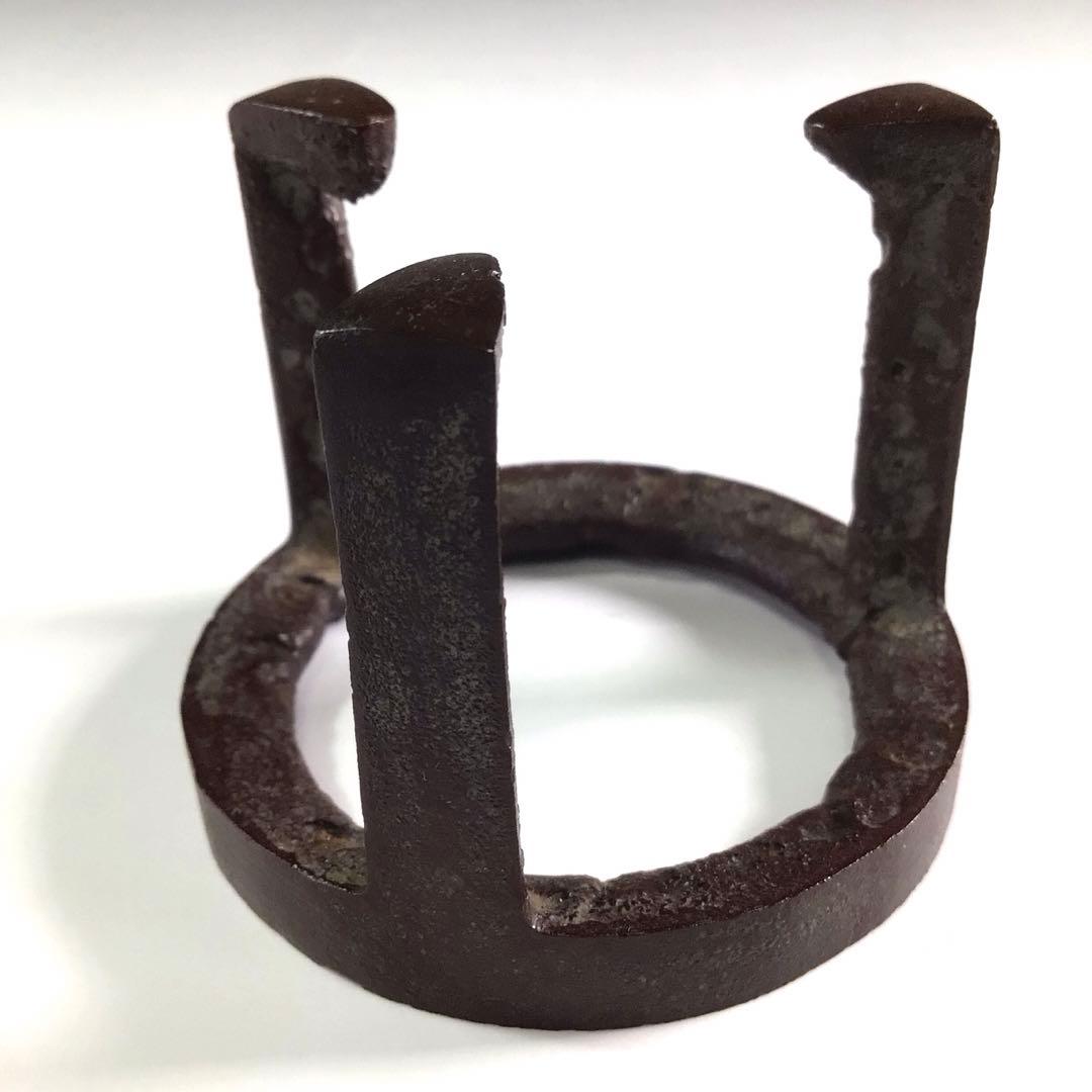 Ｐ９６０　蓋置　『人間国宝　高橋敬典造』『鉄製』『五徳蓋置』　共箱　茶道具