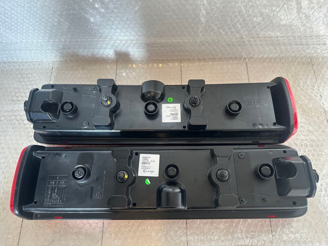 UDトラックス　　LEDテールランプ　左右セット