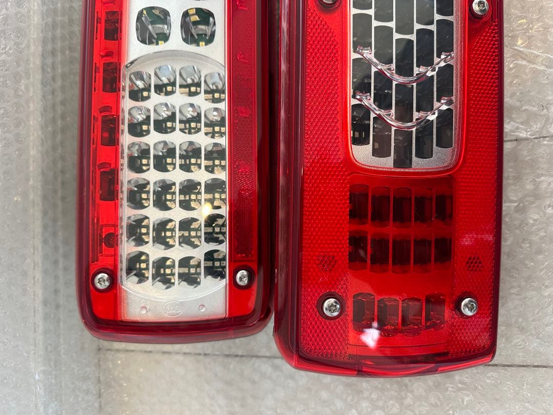 UDトラックス　　LEDテールランプ　左右セット