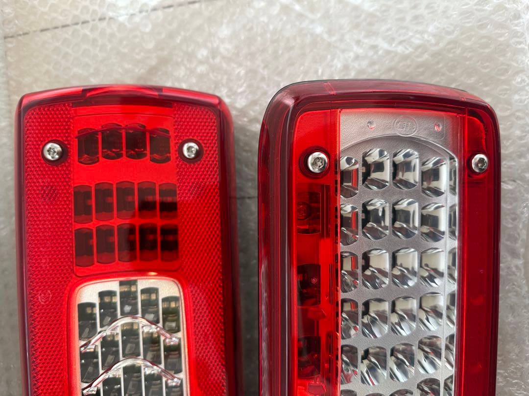 UDトラックス　　LEDテールランプ　左右セット