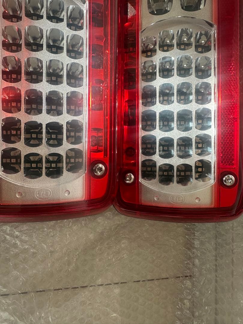 UDトラックス　　LEDテールランプ　左右セット