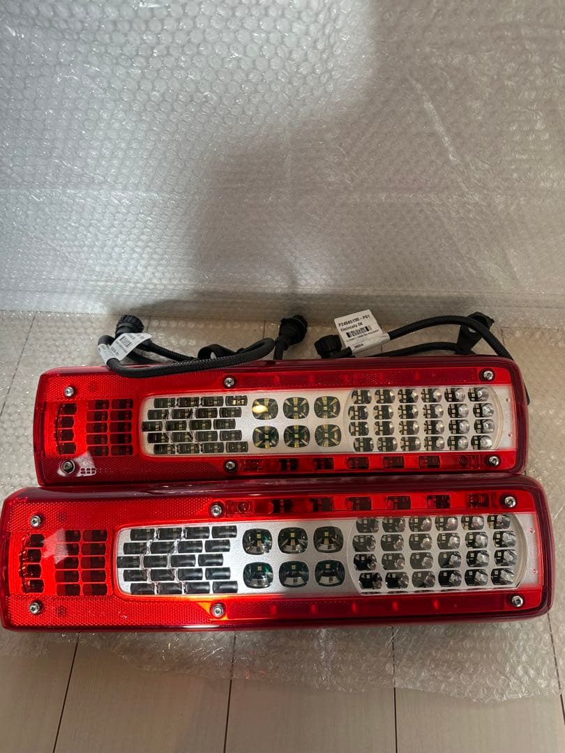 UDトラックス　　LEDテールランプ　左右セット