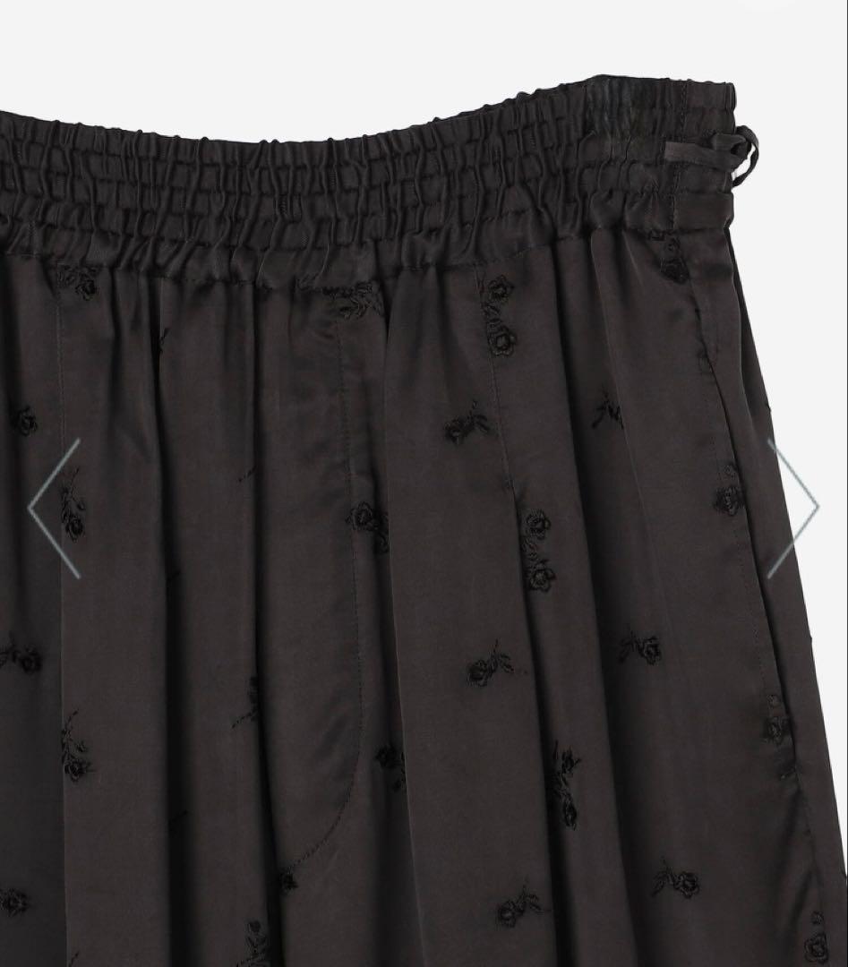 TICCA | フラワーエンブロイダリー サテンパンツ