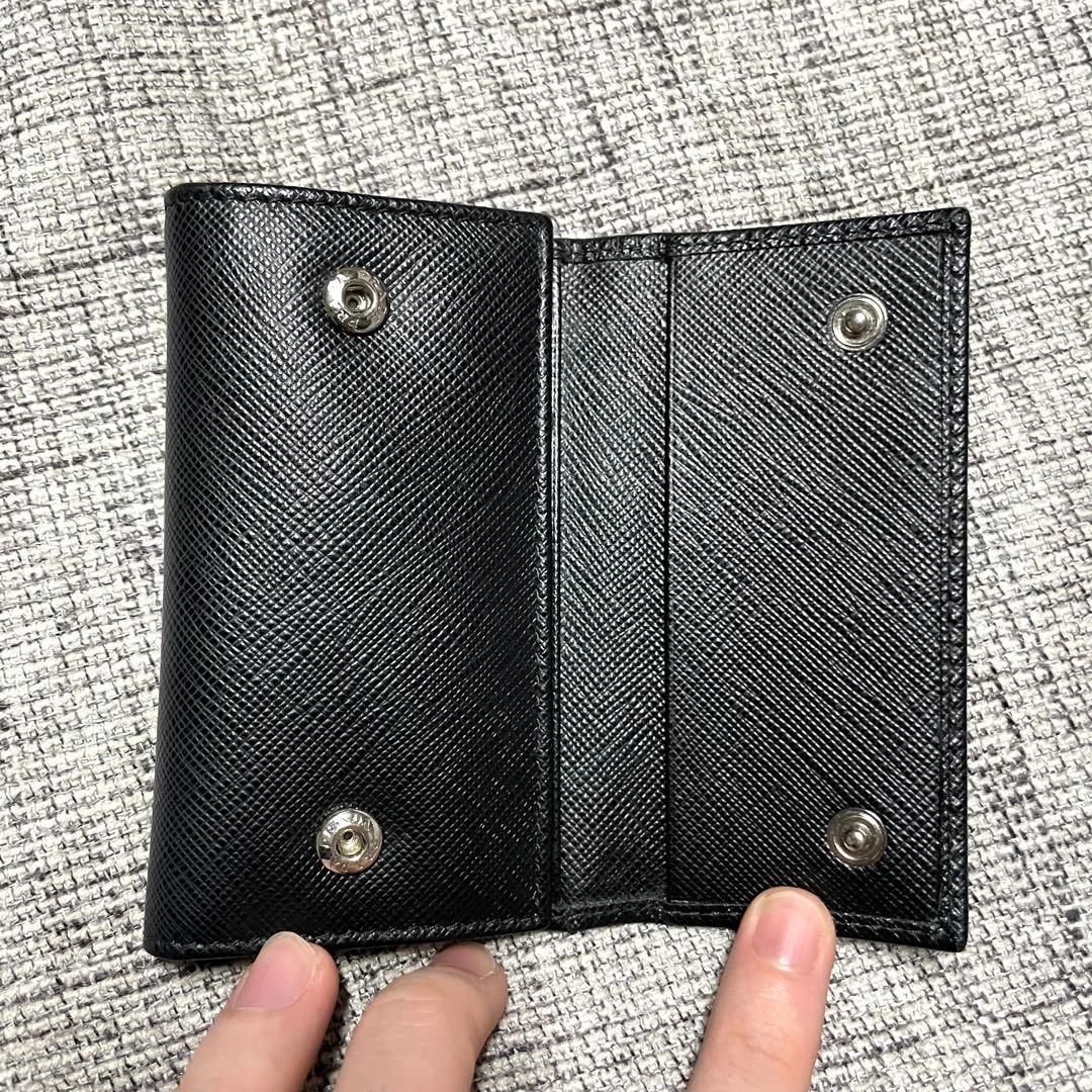 【人気】PRADA キーケース 6連 サフィアーノ レザー 黒