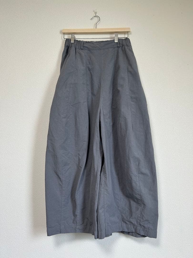 ネストローブ コットンリネンウェザー バレルパンツ グレー