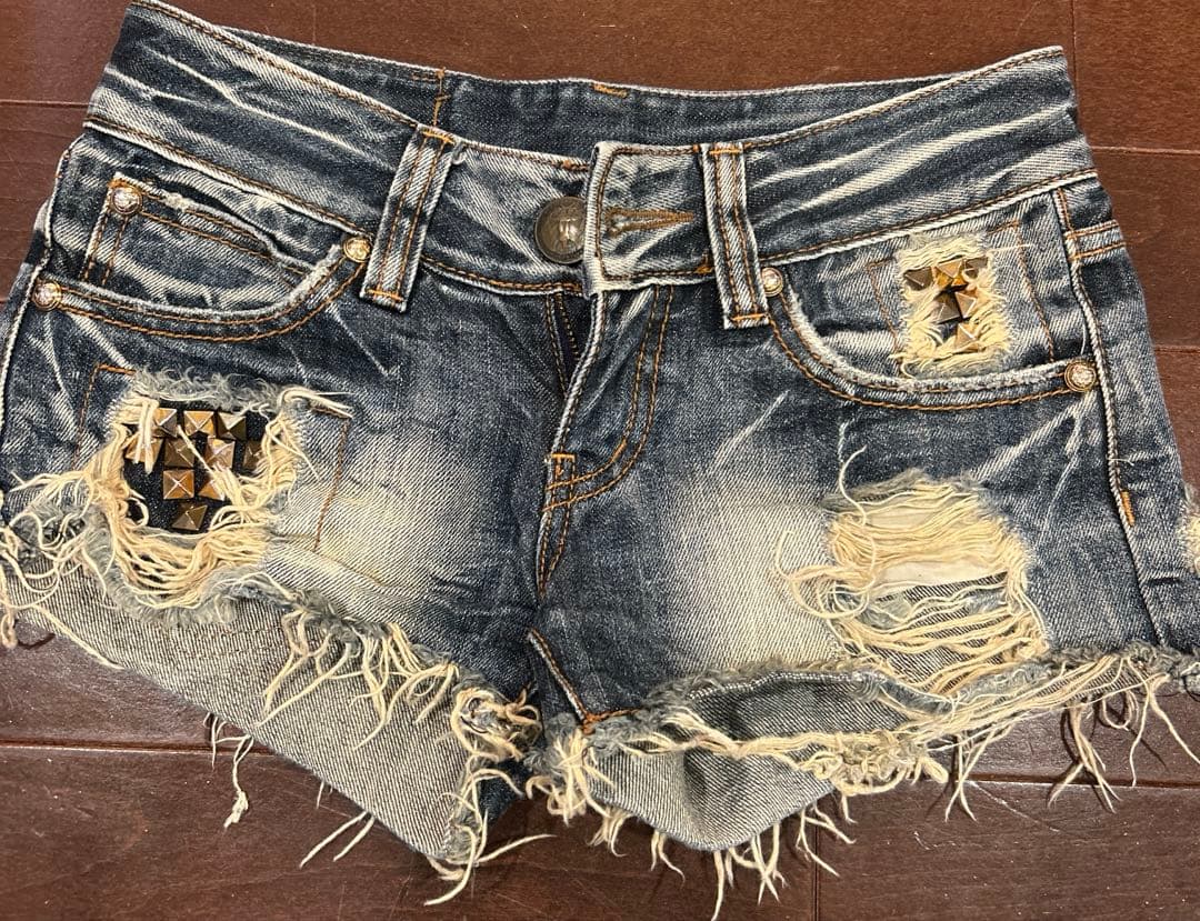 d.i.a ダメージショートパンツ　サイズ24