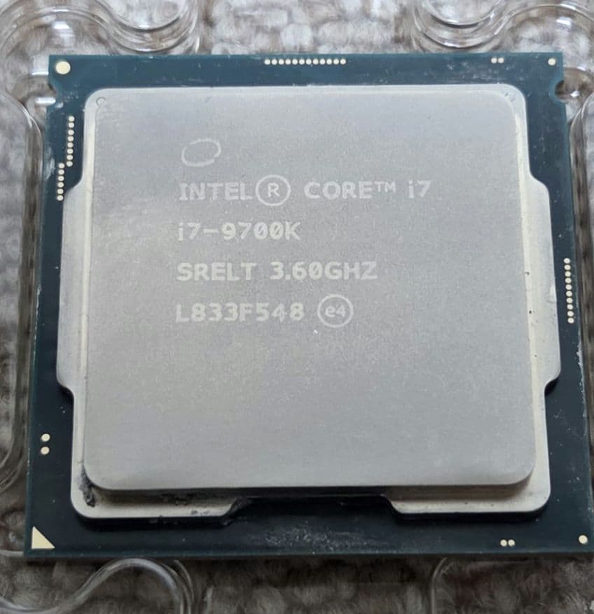 Intel Core i7 9700K プロセッサー（CPU）