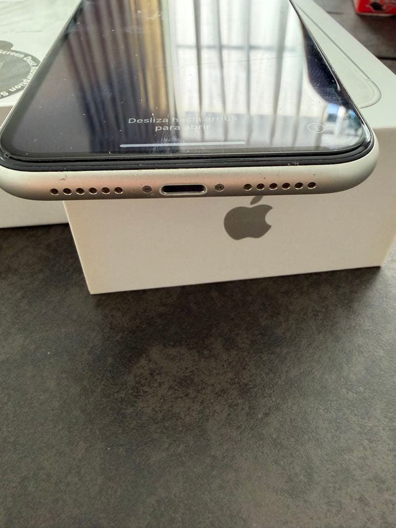 Apple iPhone 11 128GB ホワイト　docomo