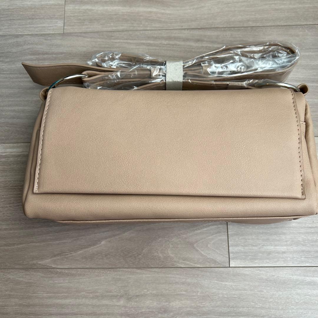 新品！ビアズリー風　 レザーボディバッグ　ベージュ