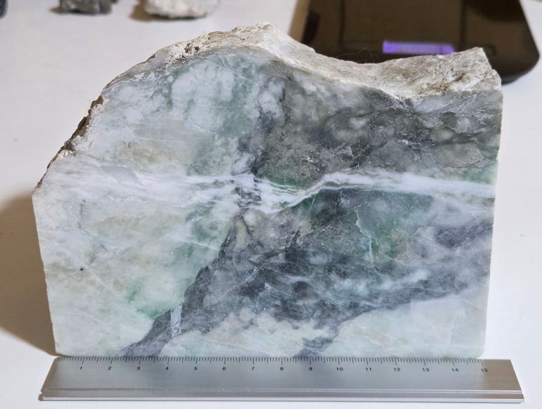 翡翠　糸魚川　2500g　W152×D56×H122mm