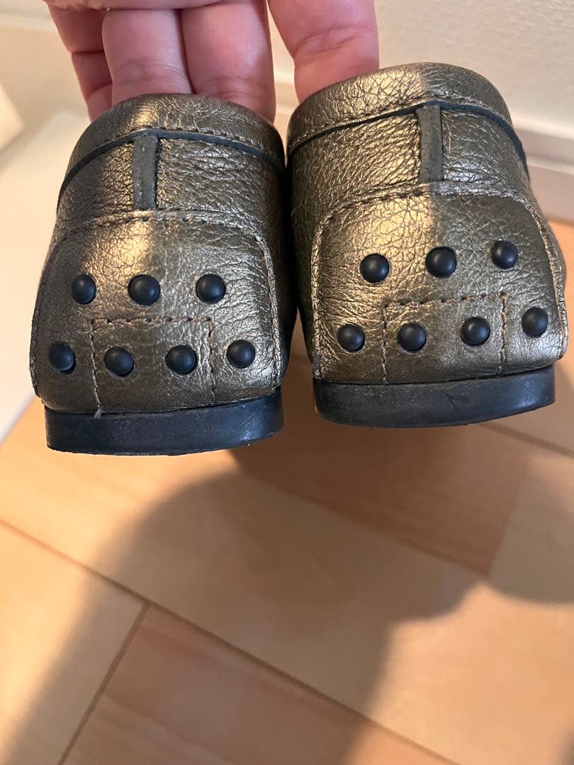値下げしました　美品！TOD'S メタリックゴールド ローファー
