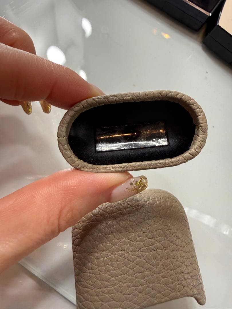 ボナベンチュラレザー製イヤホンケース　エトープ