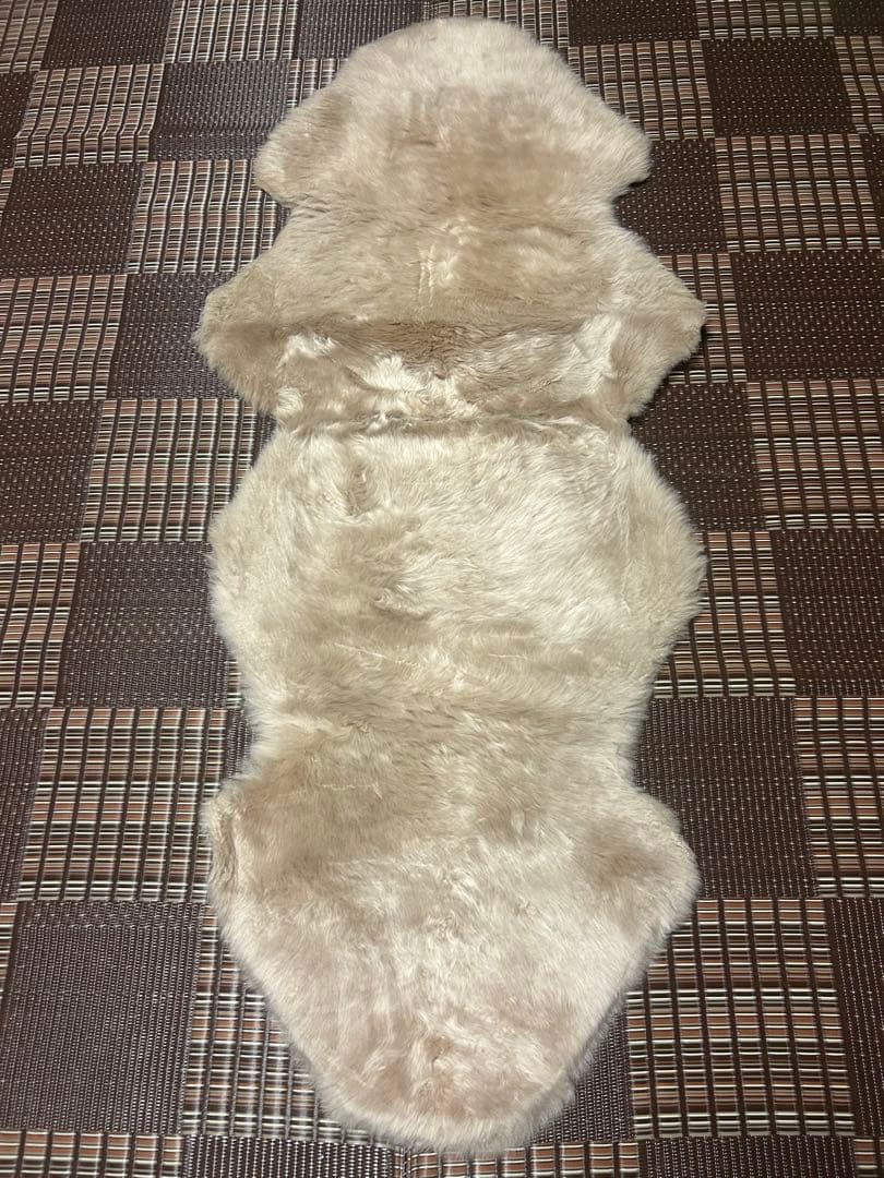 ⭐️② サービス品　人気色　天然羊毛ムートンラグ2匹サイズ　トープ色新品未使用⭐️