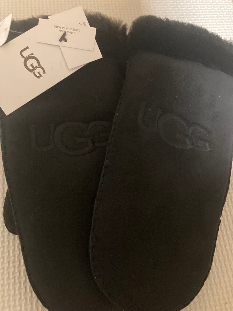UGG ブラック スリーブ付きミトン 手袋