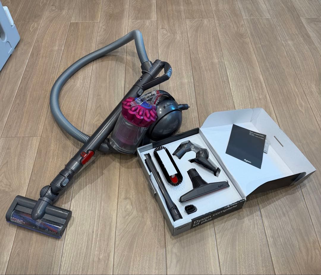 Dyson DC48 掃除機本体＋アタッチメント多数！