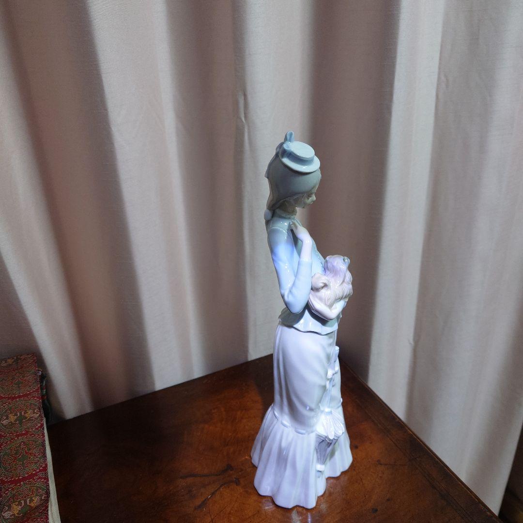 リヤドロ　青と白の陶器製女性像 子犬付き
