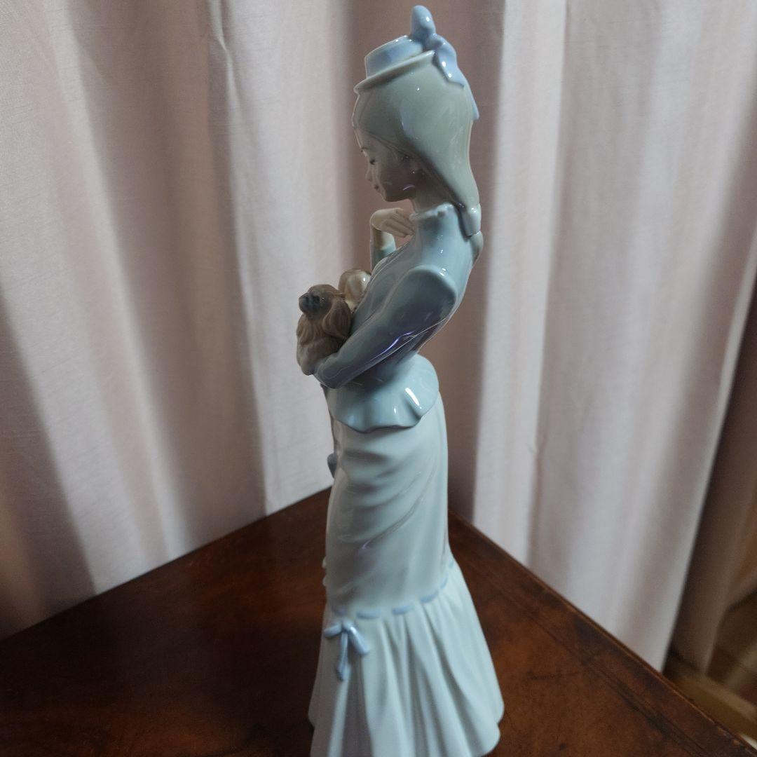 リヤドロ　青と白の陶器製女性像 子犬付き