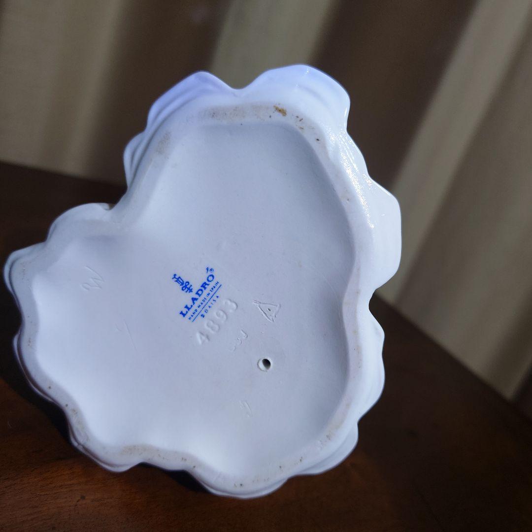 リヤドロ　青と白の陶器製女性像 子犬付き