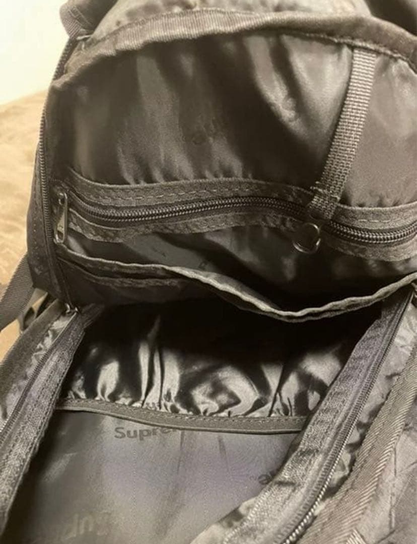 supremeのロゴリュック