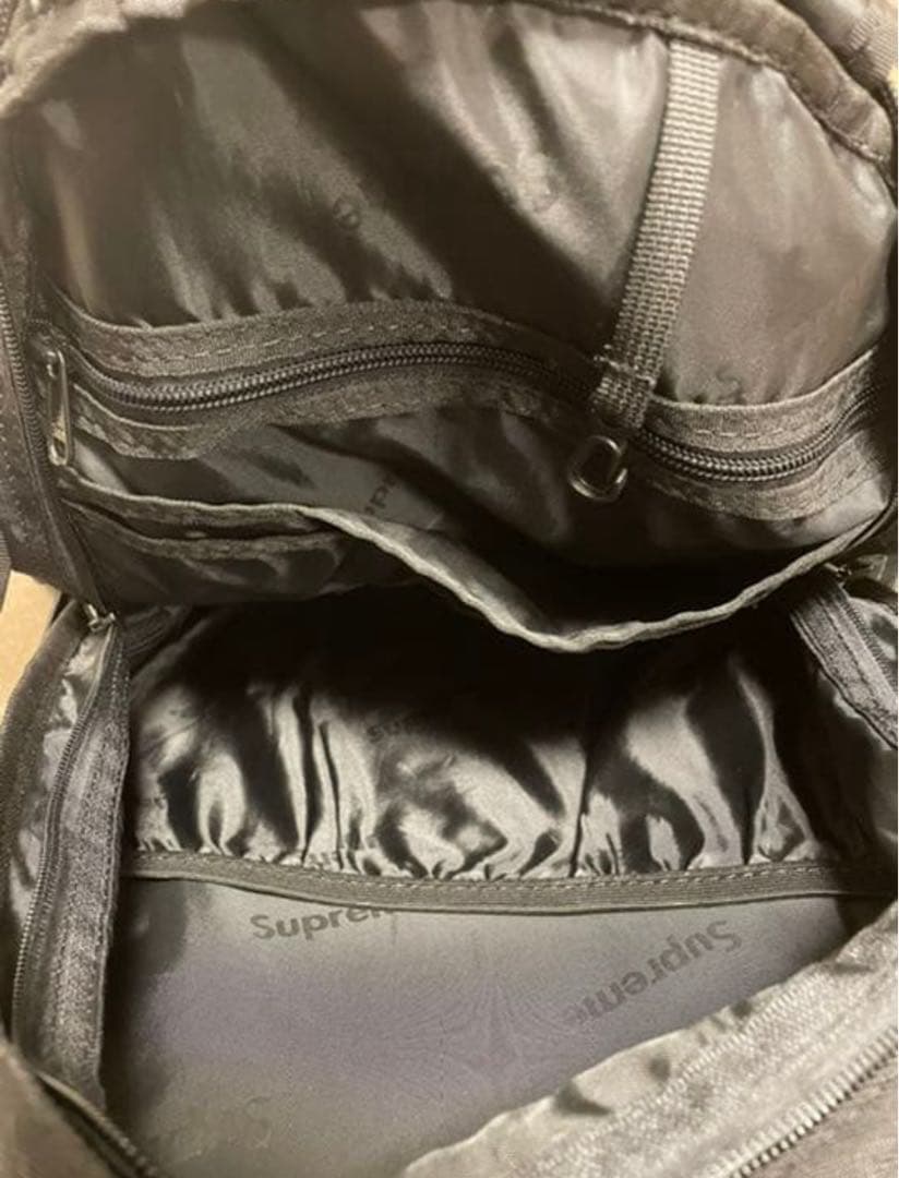 supremeのロゴリュック