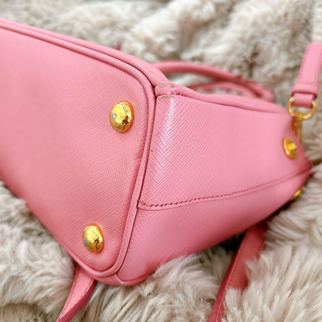 プラダ ガレリアサフィアーノ バッグ スモール ピンク ショルダーストラップ付き