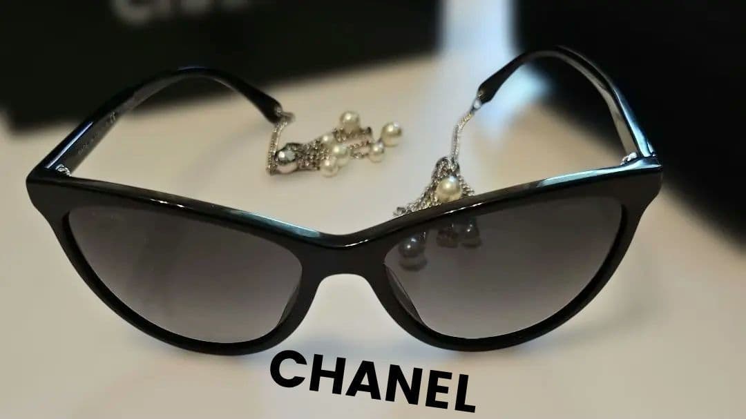 レア品★CHANELシャネル　キャットアイ サングラス パール、ロゴチャーム付
