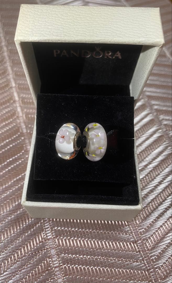 新品未使用　Pandora フラワー柄 ビーズチャーム