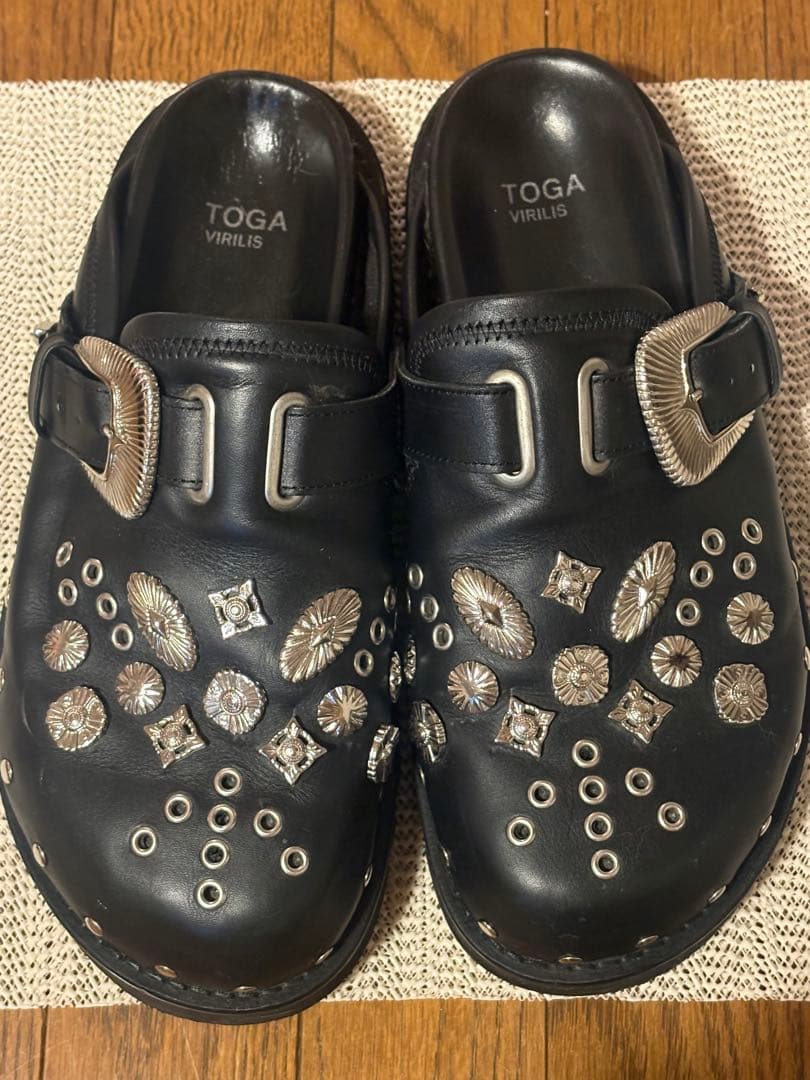 TOGA VIRILIS ブラック サンダル メタル サボ クロッグ
