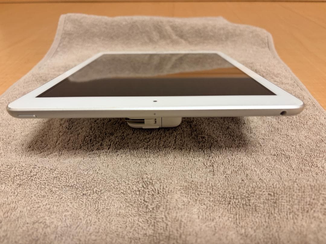 中古美品 iPad 第6世代 32GB Wi-Fi　MR7G2J/A　A1893