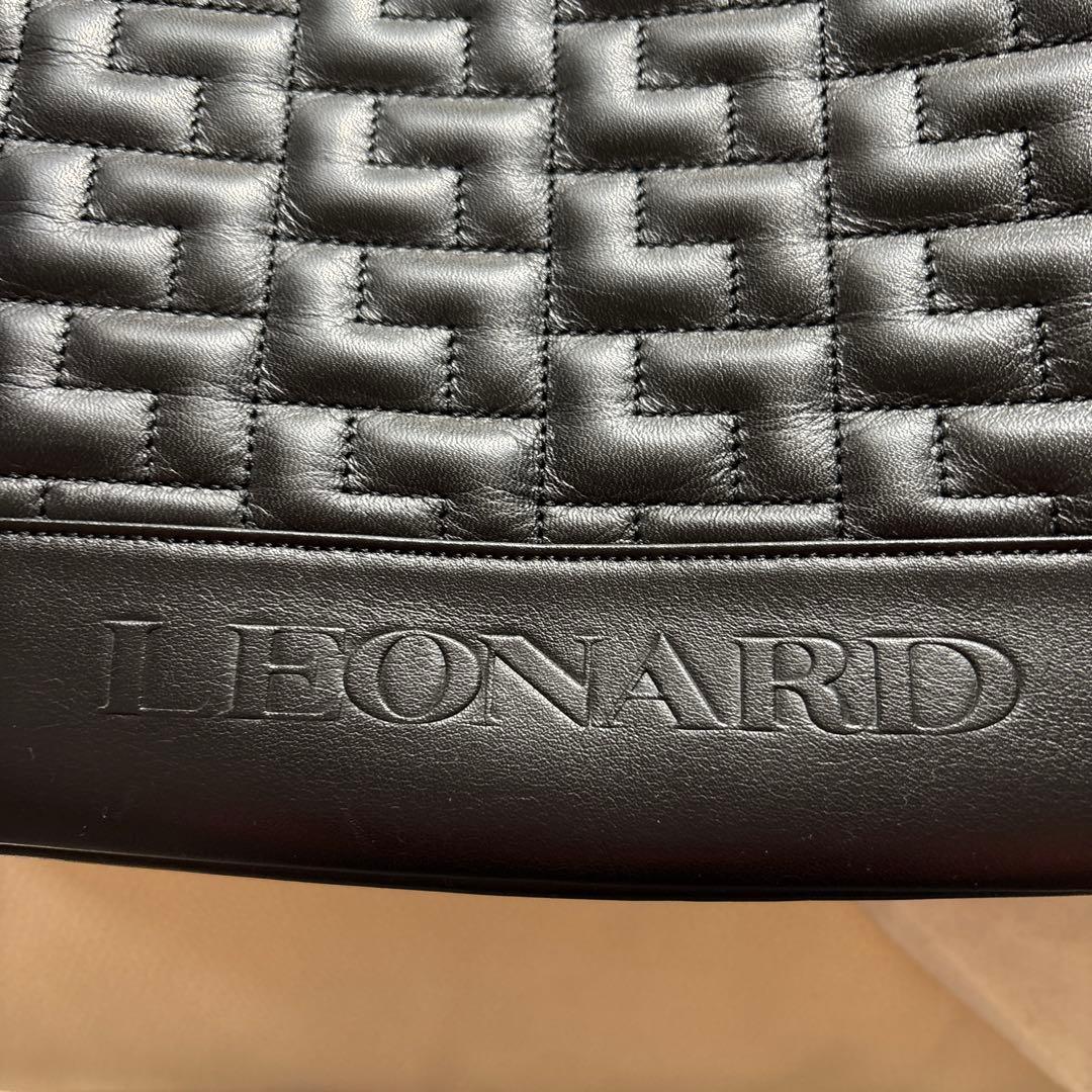 レオナール　ショルダーバッグ　ブラック　牛革