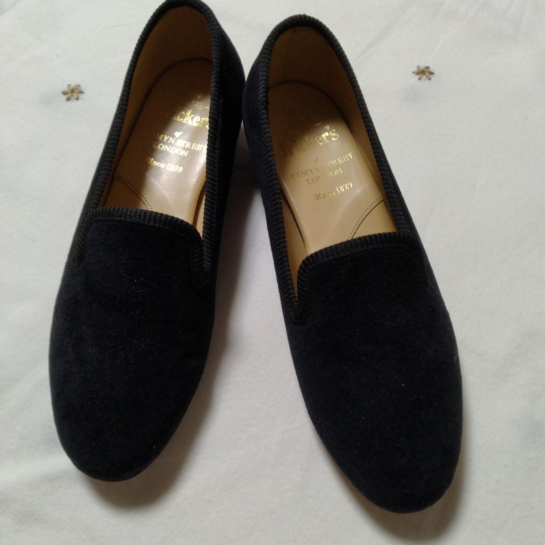 Tricker's ベルベットオペラシューズ