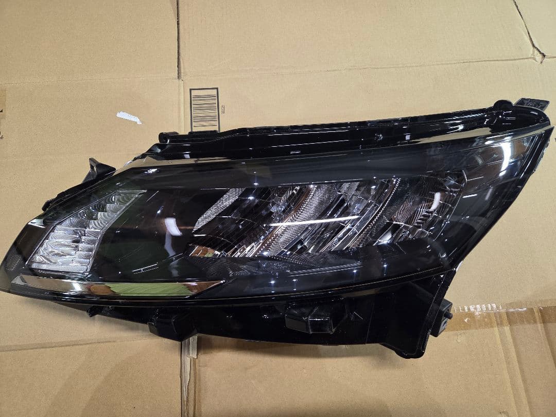 日産E13ノート左側ハウジングヘッドランプ