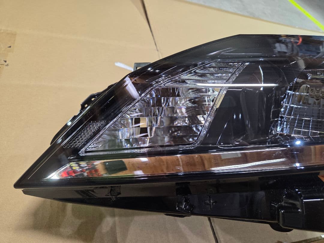 日産E13ノート左側ハウジングヘッドランプ