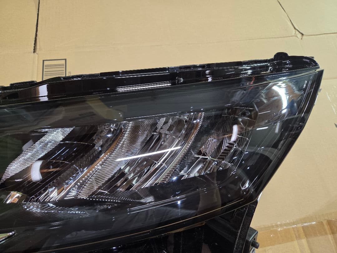 日産E13ノート左側ハウジングヘッドランプ