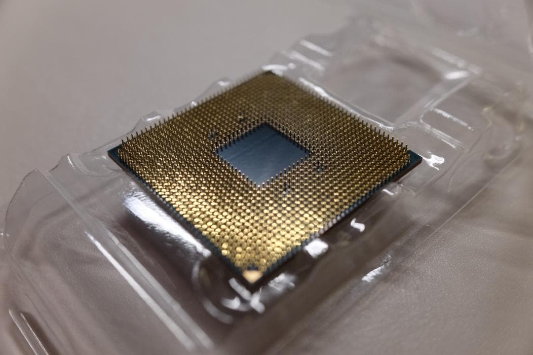 AMD Ryzen 7 3700X CPU（ヒートスプレッダに傷あり）