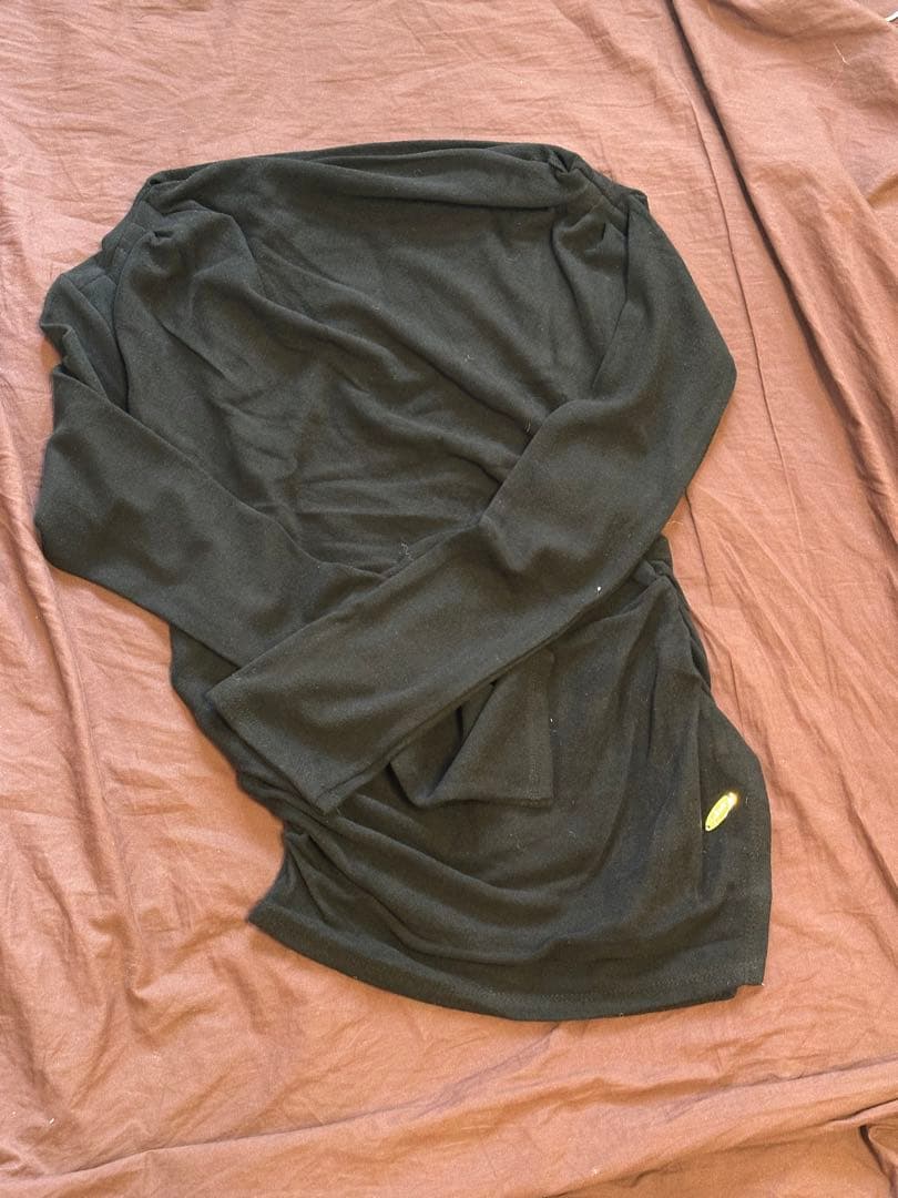 ポローラ poláura アシンメトリードレープロングスリーブトップス