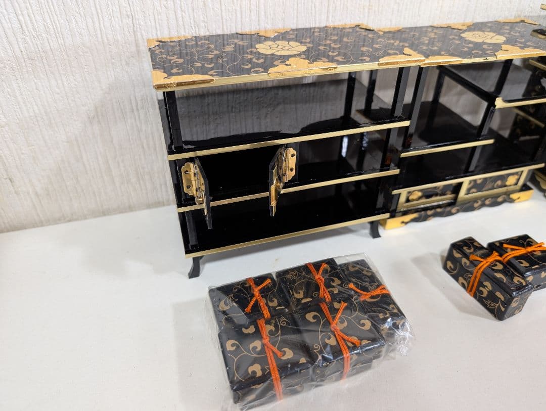 【専用】雛人形 道具 三棚 古代唐草 黒色 金色 お雛様 ひな祭り ひな人形