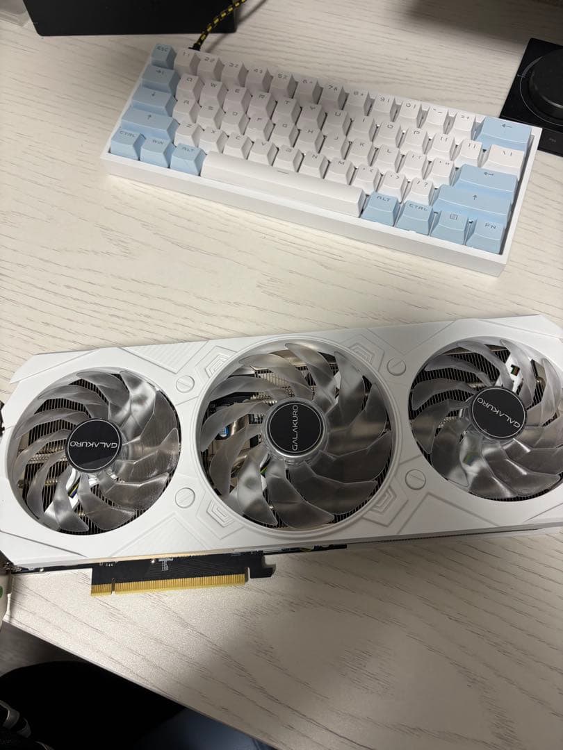 【中古・美品】 玄人志向 GeForce RTX 4070 12gb 白