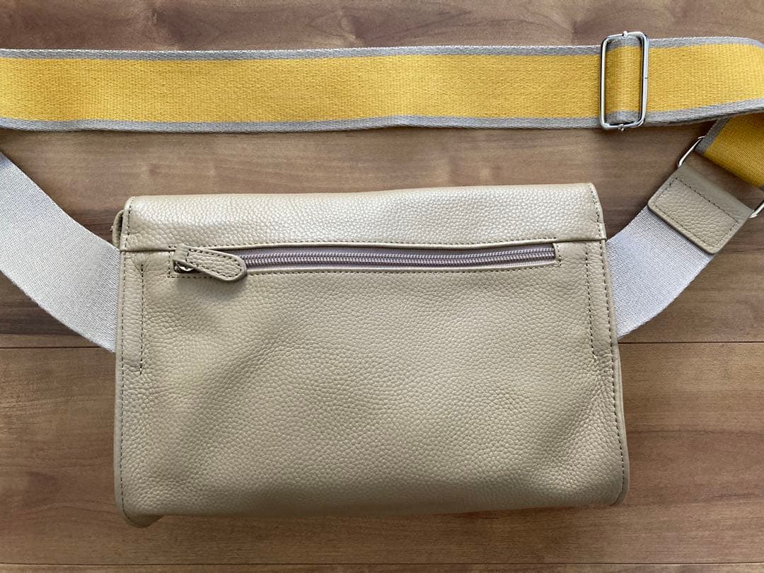 イアパピヨネ　【未使用】レザー ボディバッグ